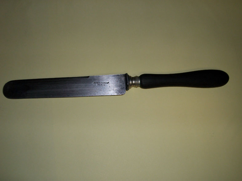 12 grands couteaux manche en bois noirci