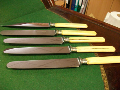 5 grands couteaux manche en ivoire
