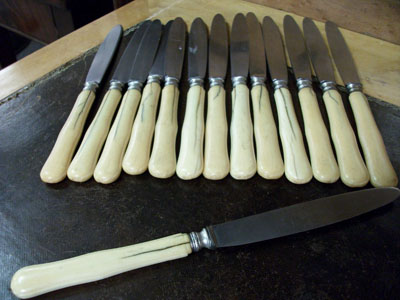 14 couteaux à fromage manche en ivoire