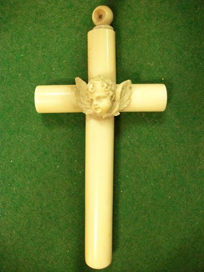 Croix de berceau en ivoire