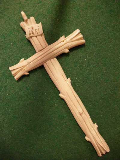 Croix en ivoire imitation bois