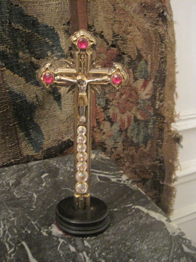 Crucifix sur pied en strass