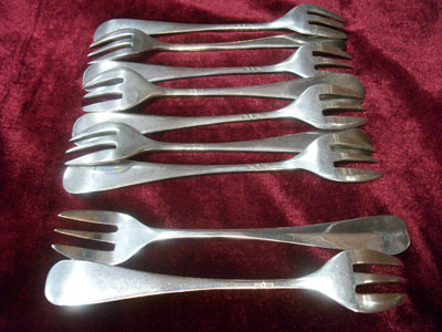 9 fourchettes à huître en métal argenté