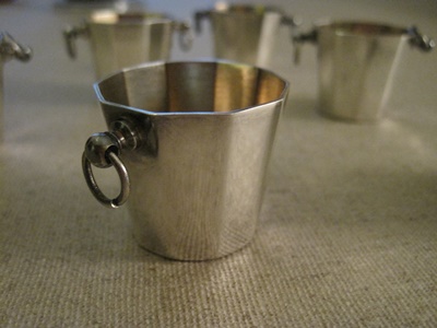 6 petits pots en métal argenté