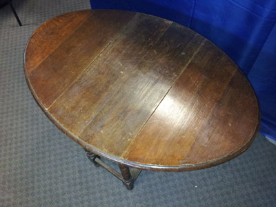 Table ovale en chêne pliable style Louis XIII